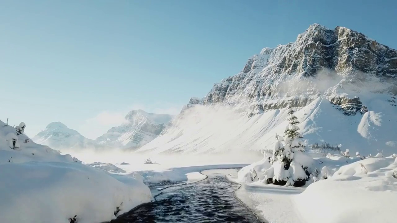 鸟瞰图的滨水与雪在冬天，弓湖视频素材