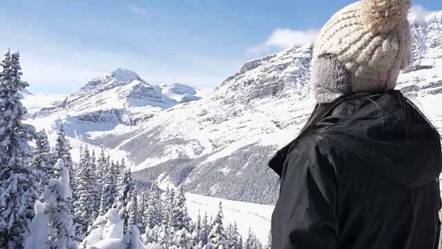 亚洲妇女在加拿大冬季欣赏冰碛湖的景色视频素材