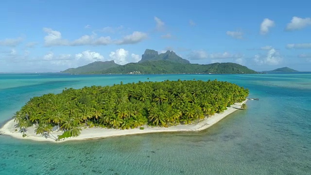 无人机拍摄的博拉博拉热带岛屿附近的一个荒岛。视频下载