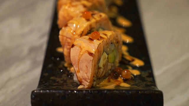 三文鱼卷寿司-日本料理风格视频素材