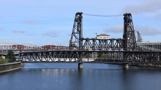 波特兰，俄勒冈州威拉米特河上的桥梁视频下载