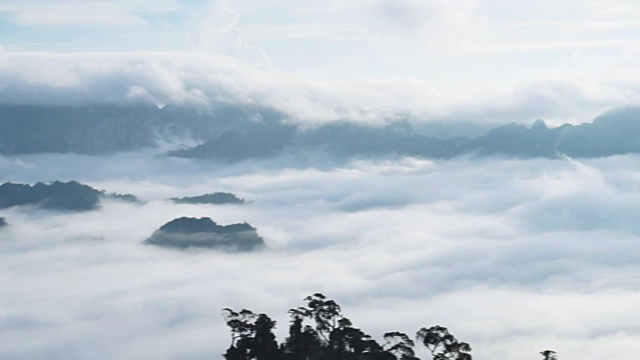 日出，薄雾和云景移动在山上，时间推移，泰国。视频素材