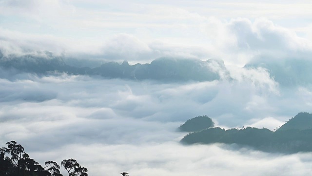 日出，薄雾和云景移动在山上，时间推移，泰国。视频素材