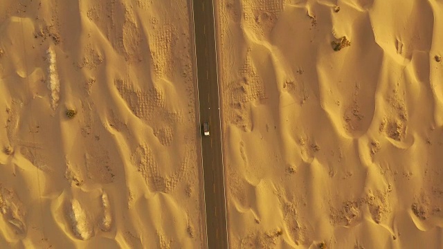 中国新疆沙漠公路视频素材