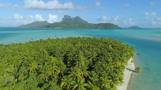 无人机拍摄的博拉博拉热带岛屿附近的一个荒岛。视频素材