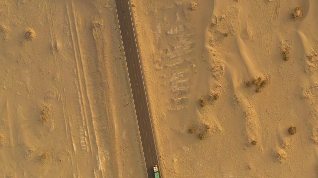 中国新疆沙漠公路视频素材