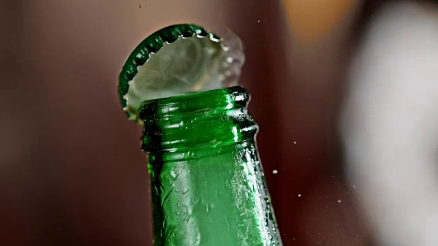 用开瓶器开一瓶啤酒视频素材