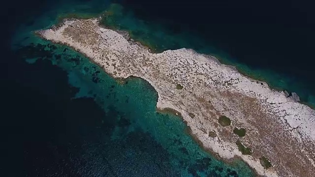 美丽的海洋和岛屿从无人机(鸟瞰)4k视频素材