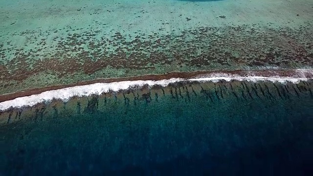 无人机拍摄的法国波利尼西亚热带岛屿和堡礁。视频素材