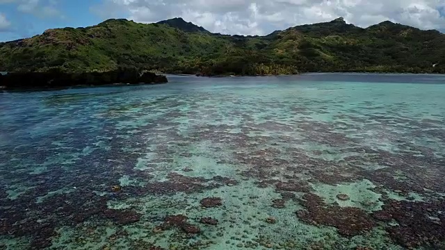 无人机拍摄的法国波利尼西亚热带岛屿和堡礁。视频素材