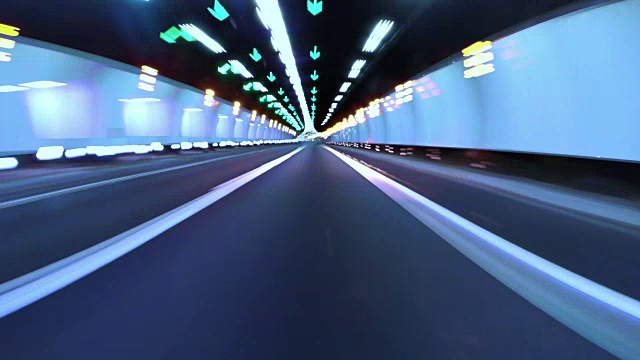 夜间在长曝光光照效果的隧道中行驶。视频素材
