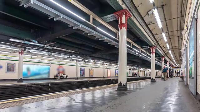 慢镜头:英国伦敦地铁站台上的通勤人群视频下载
