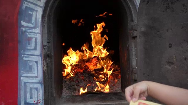 烧纸祭拜中国视频素材