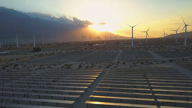 可再生能源是未来——棕榈泉附近的风力涡轮机和太阳能电池板视频素材