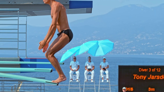 男子运动员在跳水比赛中从跳板上跳下来视频下载