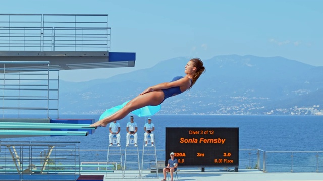 SLO MO女跳水运动员在一场比赛中向后跳水进入游泳池视频下载