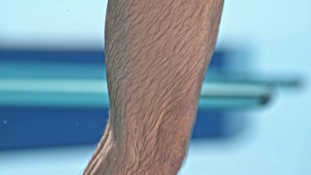 一名男子跳高运动员从跳水板上跳下来的腿视频下载
