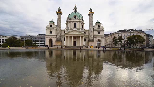 超宽下午拍摄的圣查尔斯教堂和游泳池在维也纳，奥地利视频素材