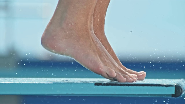 女跳高运动员从跳水板上跳下来的腿视频下载
