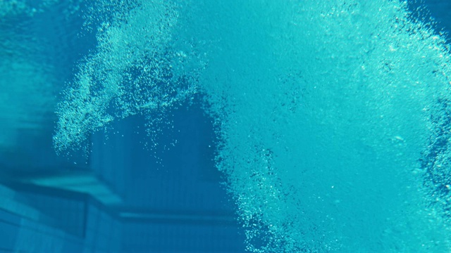 SLO MO LD高潜水员做一个水下翻转时，击中游泳池视频下载