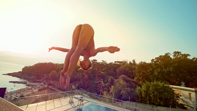 SLO MO女子高台跳水在日落视频下载
