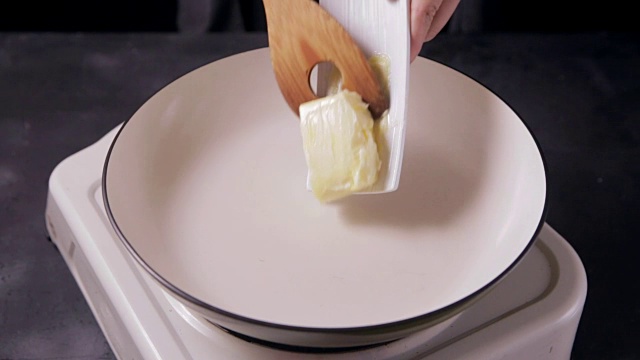 在平底锅中融化的黄油，为烹饪做准备视频下载