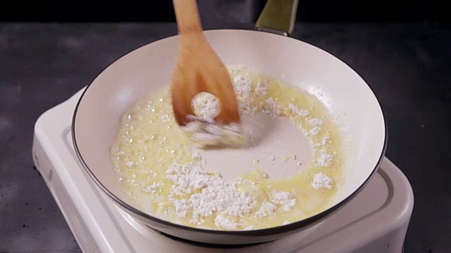 煎炸融化的黄油，在锅中加入面粉视频下载