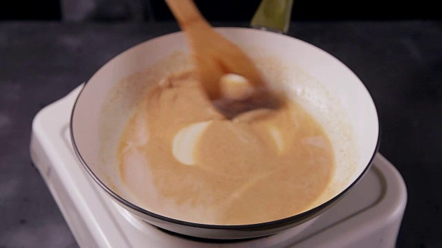 咖喱面粉糊。在煎锅中搅拌黄油和面粉的混合物，直到颜色变成棕色。视频下载