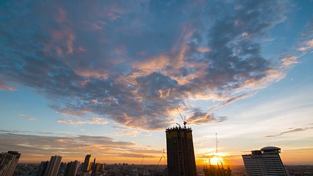 城市日落和摩天大楼上的云景视频素材