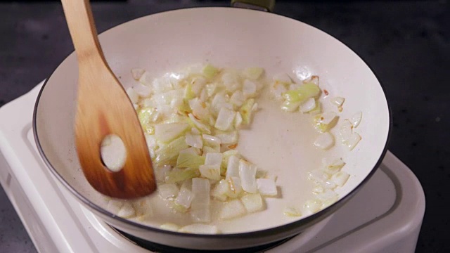 将牛肉与炸洋葱一起放入热锅中视频下载