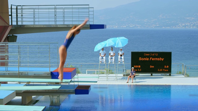 女跳水运动员在比赛中从跳板上跳下来视频下载