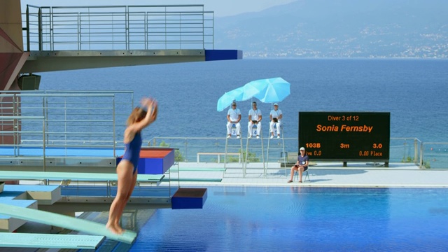女子在比赛中跳水入池视频下载