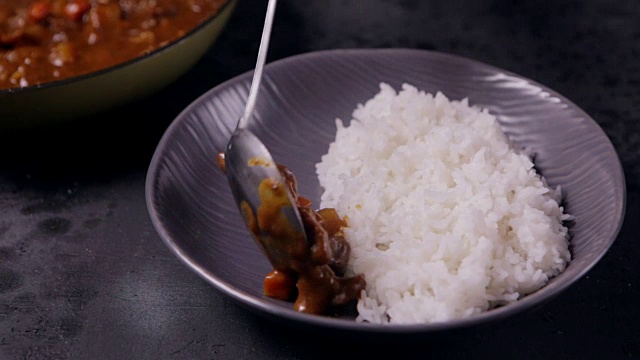 日式咖喱饭装盘。日本咖哩牛肉可以配米饭了。视频下载
