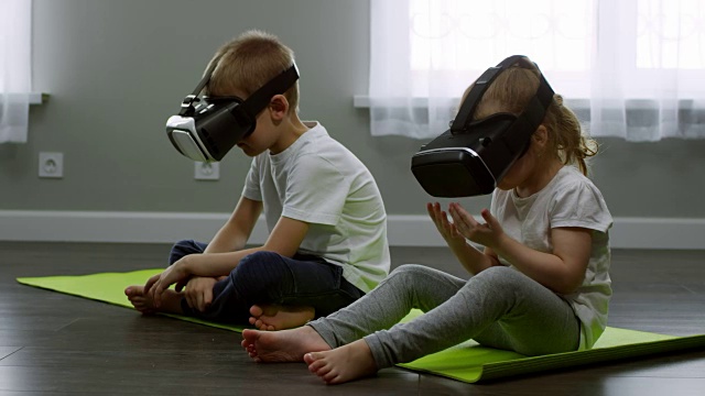 孩子们玩VR头盔视频下载