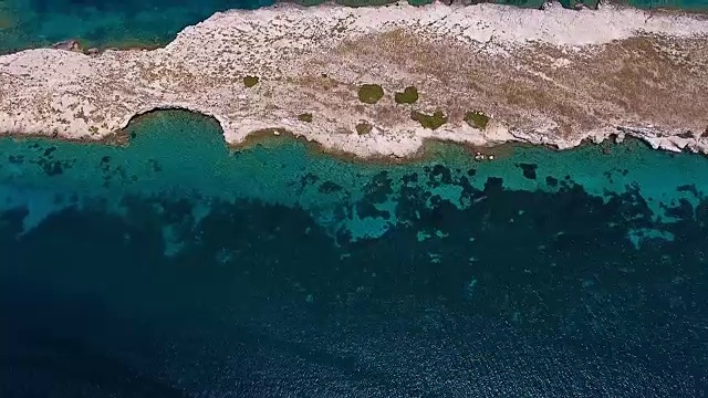 美丽的海洋和岛屿从无人机(鸟瞰)4k视频素材