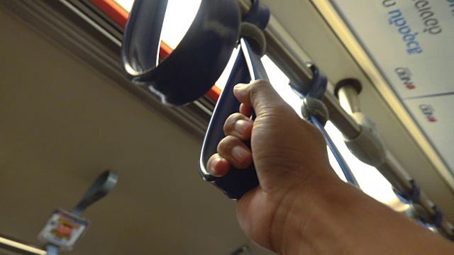 4K:一个人在地铁或火车扶手或抓地带视频素材