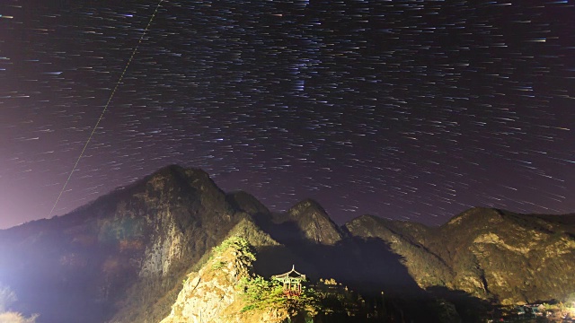 忠清北道永东郡的卧流峰山顶(黄干地区8个著名景点之一)上的星星轨迹视频下载