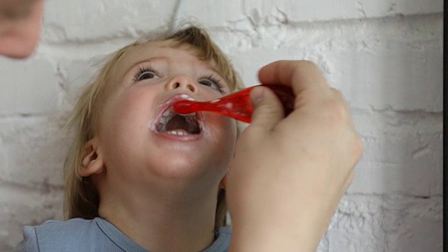 父母给男婴刷牙视频素材
