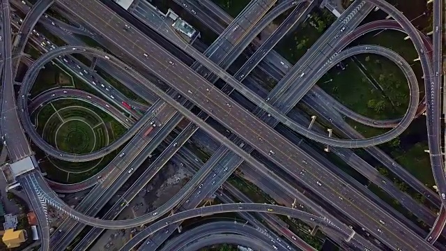 无人机拍摄的高速公路路口俯视图。交叉高速公路立交桥横跨泰国曼谷的东外环线。缩小照片视频素材