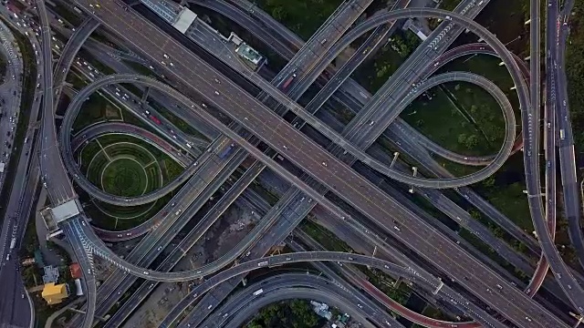 无人机拍摄的高速公路路口俯视图。交叉高速公路立交桥横跨泰国曼谷的东外环线。缩小照片视频下载