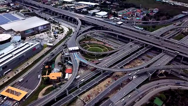 公路路口的无人机录像。交叉高速公路立交桥横跨泰国曼谷的东外环线。视频素材
