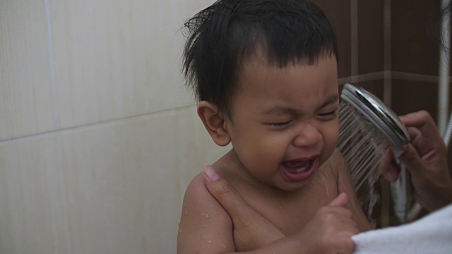 慢动作亚洲男婴洗澡视频素材