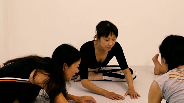 日本女人在瑜伽课伸展视频素材