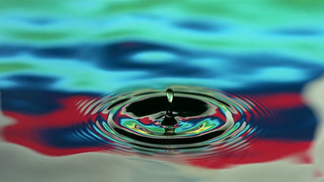 彩色的水滴，慢动作视频素材