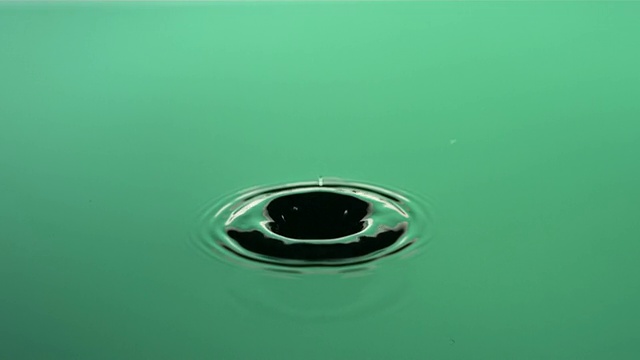 绿色的水滴，慢动作视频素材