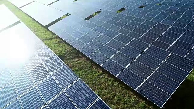 4K鸟瞰图太阳能电池板农场(太阳能电池)，使清洁电力。视频素材