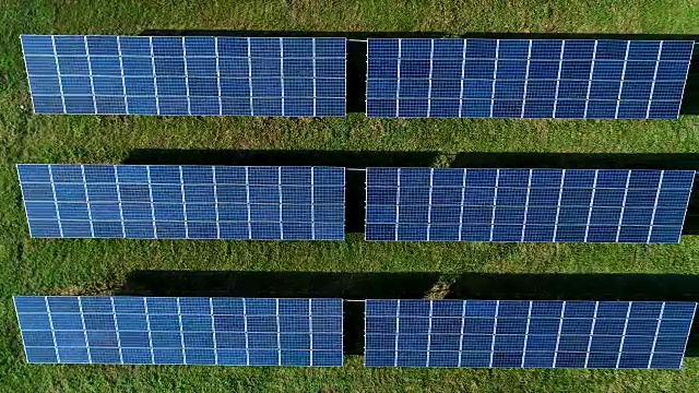 4K鸟瞰图(俯视图)的太阳能电池板农场(太阳能电池)，使清洁电力。视频素材