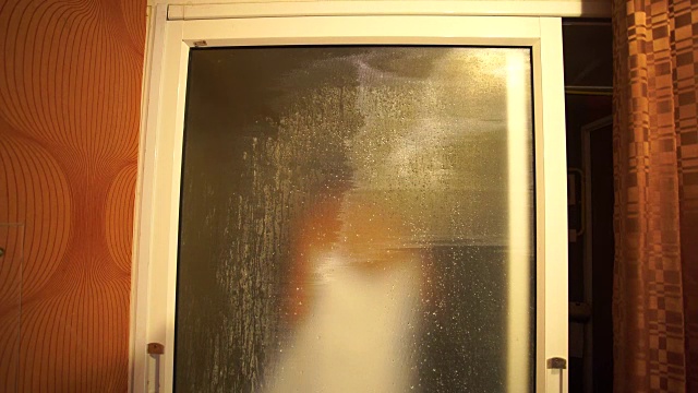 洗澡的男人专注于门上的水滴视频素材
