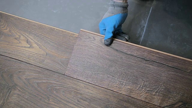 房主安装棕色强化地板。视频素材