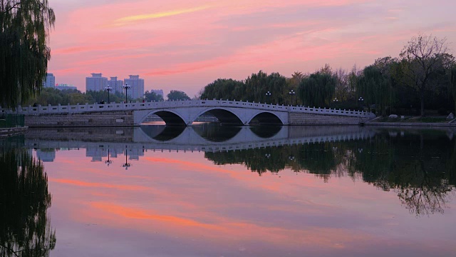 日落时陶然亭公园的WS湖和桥，北京，中国视频下载